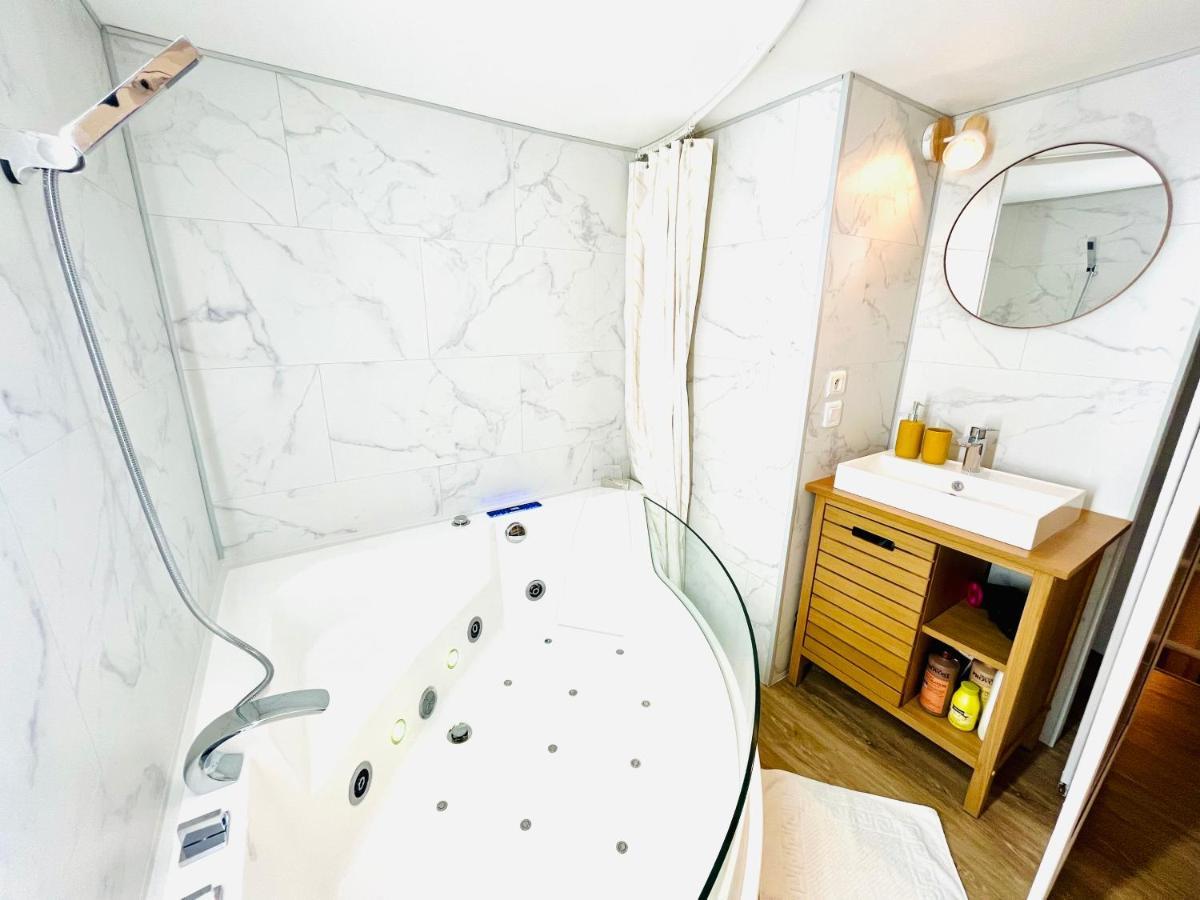 Duplex-Ceiling Height 1,9M-Free Private Parking-Self Check In !! Duplex Climatise-Hauteur Sous Plafond 1,9M-Parking Prive Gratuit-Arrivee Autonome !! Avignon Ngoại thất bức ảnh